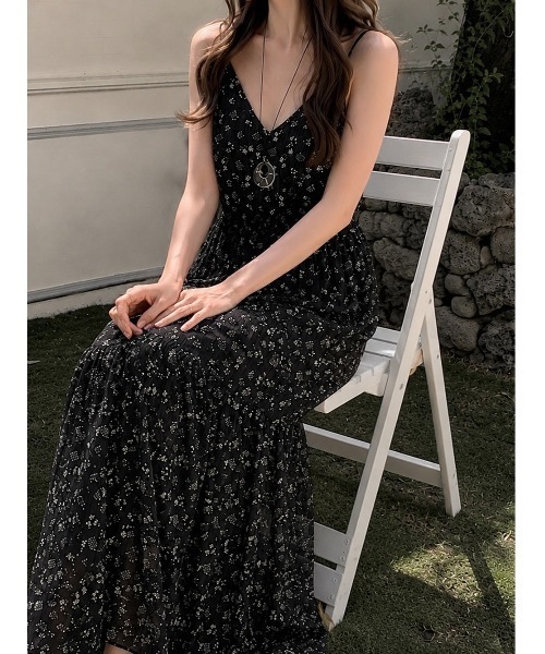 FINEnough(ファインナフ)の「小花柄ティアードキャミワンピース(ワンピース・レディース・レッド/ブラック/ホワイト・FREE)」の5枚目の写真