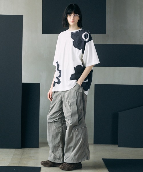 MAISON SPECIAL(メゾンスペシャル)の「《UNISEX》Flower Patches Prime-Over Crew Neck T-shirt/フラワーパッチプライムオーバークルーネックTシャツ【MAISON SPECIAL/メゾンスペシャル】(Tシャツ/カットソー・メンズ・ブラック/ホワイト・2/1/0)」の7枚目の写真