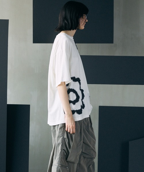 MAISON SPECIAL(メゾンスペシャル)の「《UNISEX》Flower Patches Prime-Over Crew Neck T-shirt/フラワーパッチプライムオーバークルーネックTシャツ【MAISON SPECIAL/メゾンスペシャル】(Tシャツ/カットソー・メンズ・ブラック/ホワイト・2/1/0)」の10枚目の写真