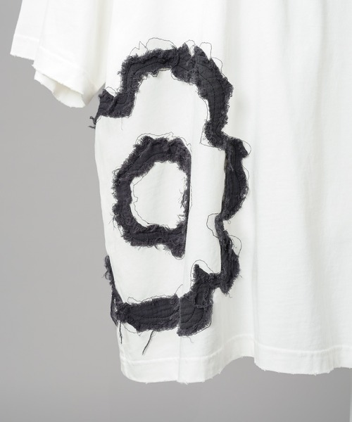 MAISON SPECIAL(メゾンスペシャル)の「《UNISEX》Flower Patches Prime-Over Crew Neck T-shirt/フラワーパッチプライムオーバークルーネックTシャツ【MAISON SPECIAL/メゾンスペシャル】(Tシャツ/カットソー・メンズ・ブラック/ホワイト・2/1/0)」の19枚目の写真