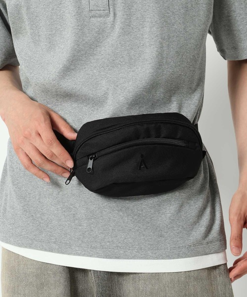 ALAND(エーランド)の「【UNISEX】ALAND/Aロゴウエストミニポーチ(ボディバッグ/ウエストポーチ・レディース・ブラック/ブルー/クリーム・FREE)」の2枚目の写真