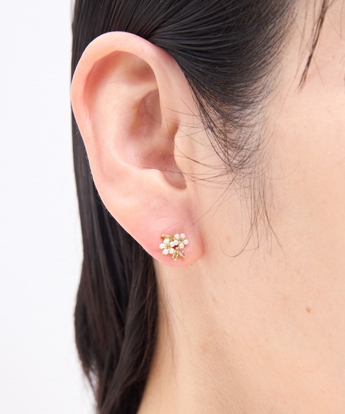 Zoule（ゾーラ）の「Zoule ゾーラ：FLOWER LETTER SERIES　jewel flower letter 9　花言葉　プルメリア　ピアス（ピアス（両耳用）・レディース・ホワイト系・FREE）」の2枚目の写真