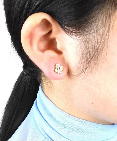 Zoule（ゾーラ）の「Zoule ゾーラ：FLOWER LETTER SERIES　jewel flower letter 9　花言葉　プルメリア　ピアス（ピアス（両耳用）・レディース・ホワイト系・FREE）」の3枚目の写真