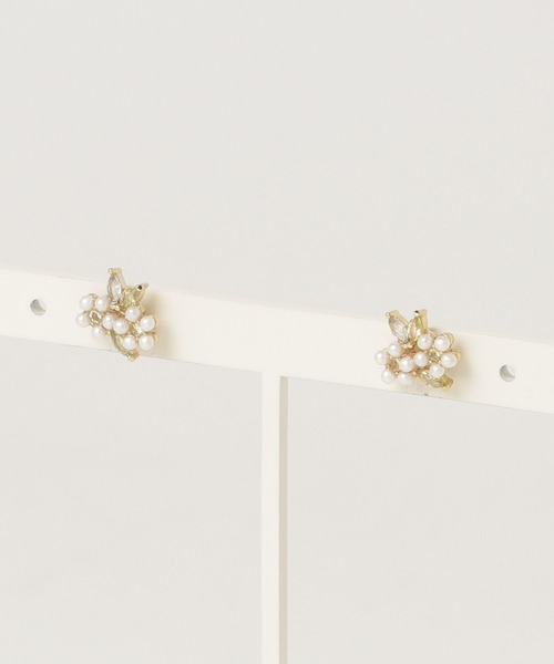 Zoule（ゾーラ）の「Zoule ゾーラ：FLOWER LETTER SERIES　jewel flower letter 9　花言葉　プルメリア　ピアス（ピアス（両耳用）・レディース・ホワイト系・FREE）」の5枚目の写真