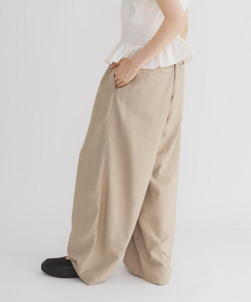 KBF(ケイビーエフ)の「リネンミックスWIDEコクーンパンツ(その他パンツ・レディース・ネイビー/ベージュ・36/38)」の1枚目の写真