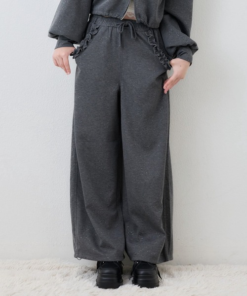 one after another NICE CLAUP(ワンアフターアナザーナイスクラップ)の「【UVカット/セットアップ可能】刺しゅうキラキラスウェットパンツ/パーカー別売り(スウェットパンツ・レディース・ブラウン/チャコールグレー/ピンク/ブラック・SMALL/MEDIUM)」の2枚目の写真