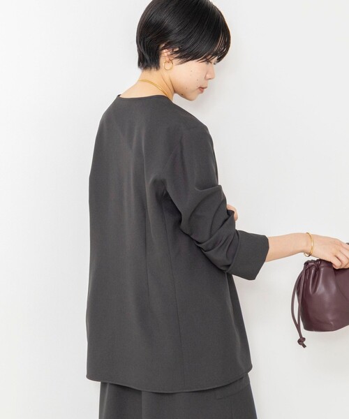 Rie Miller(リエミラー)の「《セットアップ対応/撥水》ウォッシャブルジャケット風ブラウス(ノーカラージャケット・レディース・キャメル/チャコールグレー・38)」の14枚目の写真
