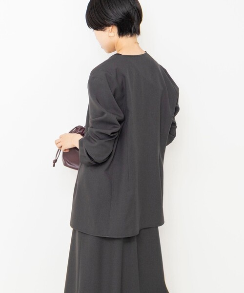 Rie Miller(リエミラー)の「《セットアップ対応/撥水》ウォッシャブルジャケット風ブラウス(ノーカラージャケット・レディース・キャメル/チャコールグレー・38)」の15枚目の写真