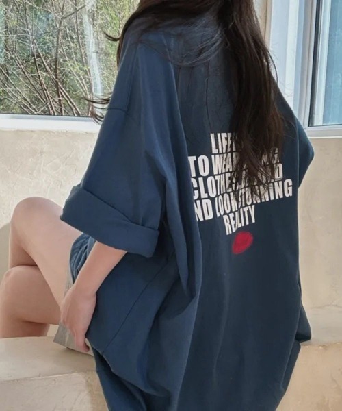 LETee(レティー)の「存在感のあるバックロゴで後ろ姿までおしゃれに。ゆるっと着こなせるオーバーサイズビッグTシャツ(Tシャツ/カットソー・レディース・ブラック/ネイビー/ホワイト/ブラウン・FREE)」の4枚目の写真
