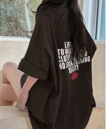 存在感のあるバックロゴで後ろ姿までおしゃれに。ゆるっと着こなせるオーバーサイズビッグTシャツ