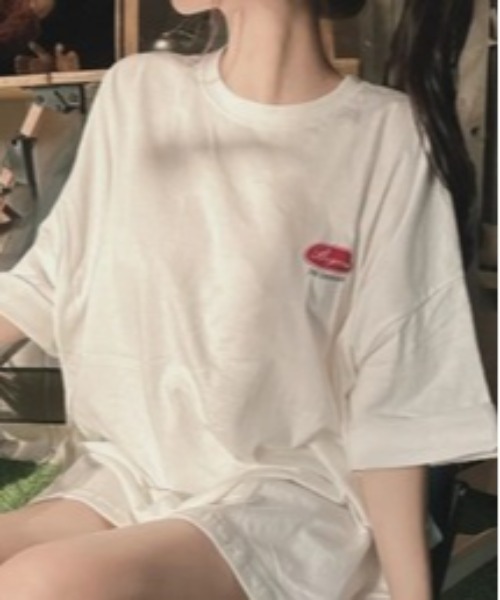 LETee(レティー)の「存在感のあるバックロゴで後ろ姿までおしゃれに。ゆるっと着こなせるオーバーサイズビッグTシャツ(Tシャツ/カットソー・レディース・ブラック/ネイビー/ホワイト/ブラウン・FREE)」の2枚目の写真