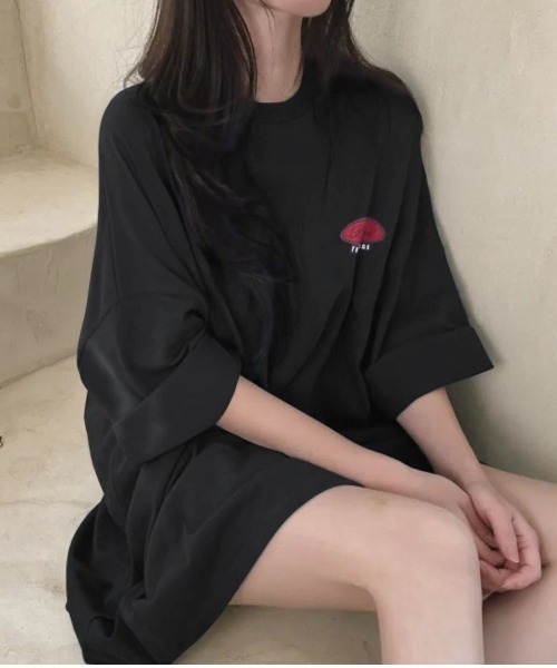LETee(レティー)の「存在感のあるバックロゴで後ろ姿までおしゃれに。ゆるっと着こなせるオーバーサイズビッグTシャツ(Tシャツ/カットソー・レディース・ブラック/ネイビー/ホワイト/ブラウン・FREE)」の5枚目の写真