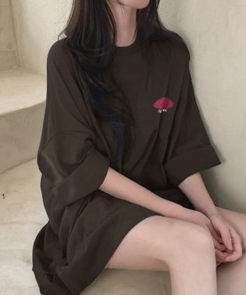 LETee(レティー)の「存在感のあるバックロゴで後ろ姿までおしゃれに。ゆるっと着こなせるオーバーサイズビッグTシャツ(Tシャツ/カットソー・レディース・ブラック/ネイビー/ホワイト/ブラウン・FREE)」の10枚目の写真