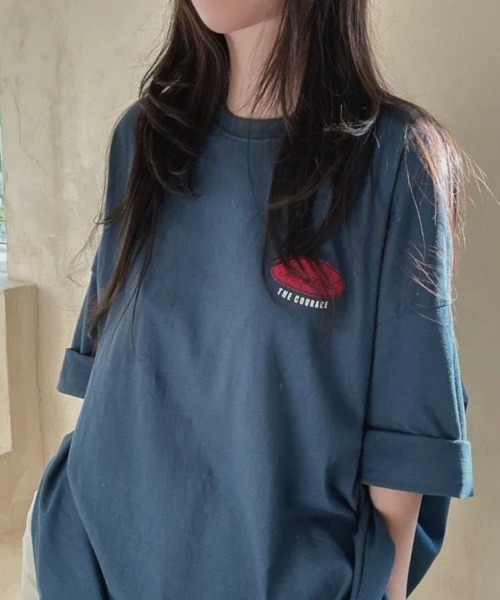 LETee(レティー)の「存在感のあるバックロゴで後ろ姿までおしゃれに。ゆるっと着こなせるオーバーサイズビッグTシャツ(Tシャツ/カットソー・レディース・ブラック/ネイビー/ホワイト/ブラウン・FREE)」の17枚目の写真
