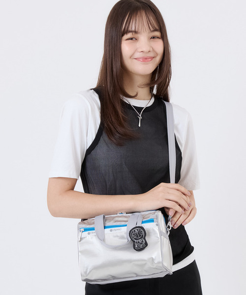 LeSportsac(レスポートサック)の「【DORAEMON】EVERYDAY SM SATCHEL(ショルダーバッグ・レディース・シルバー・FREE)」の1枚目の写真