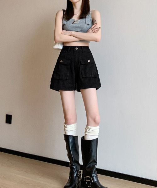 &soiree(アンドソワレ)の「フロントポケット付きミリタリー風デニムショートパンツ(デニムパンツ・レディース・インディゴブルー/ブラック・X-LARGE/LARGE/MEDIUM/SMALL/X-SMALL)」の4枚目の写真