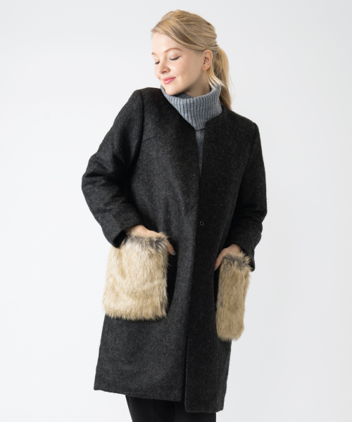 INTERPLANET（インタープラネット）の「フェイクファ-ポケット付ノーカラーコート（その他アウター・レディース・チャコールグレー/ベージュ/ネイビー/グレー・FREE）」の8枚目の写真