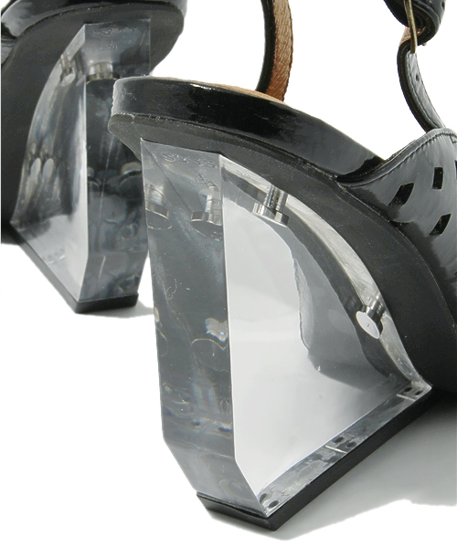 ROSE BUD（ローズバッド）の「(JEFFREY CAMPBELL)2012-690 PUNCHING PATENT WEDGE SANDAL（サンダル・レディース・ブラック/イエロー・35/36/37/38/39）」の7枚目の写真