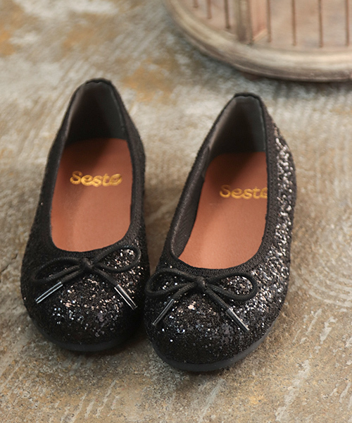 SESTO（セスト）の「ママとお揃い！こなれフィットキッズバレエシューズ（バレエシューズ・キッズ・ブラック/パープル/マスタード/ブラック系その他/レッド系その他/レオパード/ドット/チェック/グレイッシュベージュ・16.0cm/17.0cm/18.0cm/19.0cm/20.0cm/21.0cm）」の3枚目の写真