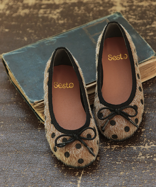 SESTO（セスト）の「ママとお揃い！こなれフィットキッズバレエシューズ（バレエシューズ・キッズ・ブラック/パープル/マスタード/ブラック系その他/レッド系その他/レオパード/ドット/チェック/グレイッシュベージュ・16.0cm/17.0cm/18.0cm/19.0cm/20.0cm/21.0cm）」の9枚目の写真