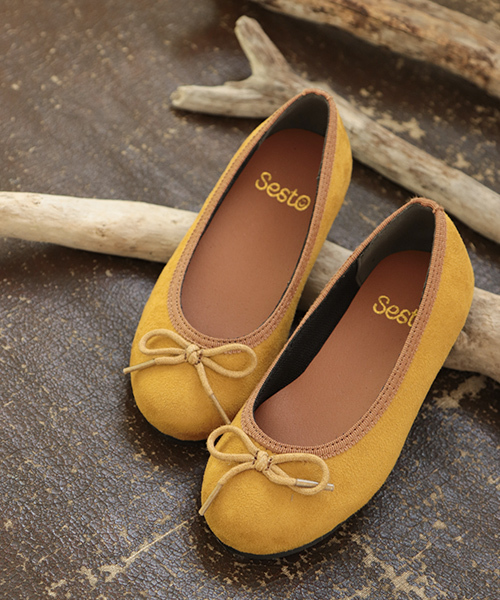 SESTO（セスト）の「ママとお揃い！こなれフィットキッズバレエシューズ（バレエシューズ・キッズ・ブラック/パープル/マスタード/ブラック系その他/レッド系その他/レオパード/ドット/チェック/グレイッシュベージュ・16.0cm/17.0cm/18.0cm/19.0cm/20.0cm/21.0cm）」の6枚目の写真