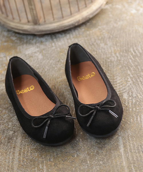 SESTO（セスト）の「ママとお揃い！こなれフィットキッズバレエシューズ（バレエシューズ・キッズ・ブラック/パープル/マスタード/ブラック系その他/レッド系その他/レオパード/ドット/チェック/グレイッシュベージュ・16.0cm/17.0cm/18.0cm/19.0cm/20.0cm/21.0cm）」の2枚目の写真