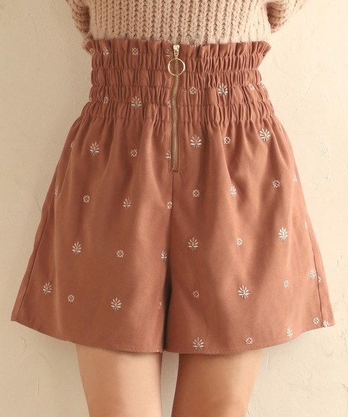 one after another NICE CLAUP（ワンアフターアナザーナイスクラップ）の「刺繍ショートパンツ（その他パンツ・レディース・アイボリー/モカ/オレンジ・FREE）」の3枚目の写真