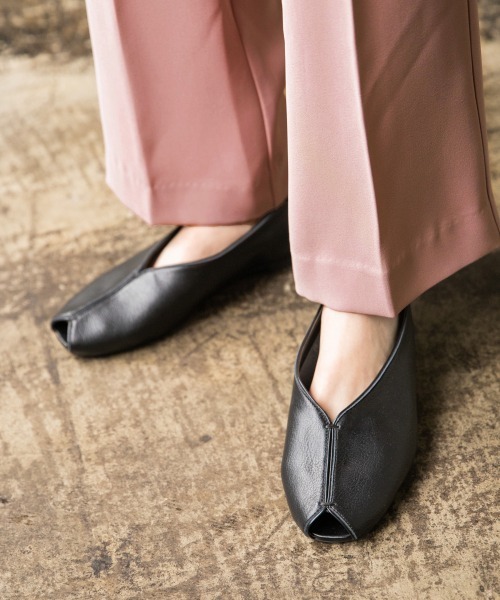 LOWRYS FARM（ローリーズファーム）の「トゥスリットシューズ　864926（その他シューズ・レディース・ブラック/ブラウン/アイボリー・MEDIUM/LARGE）」の2枚目の写真