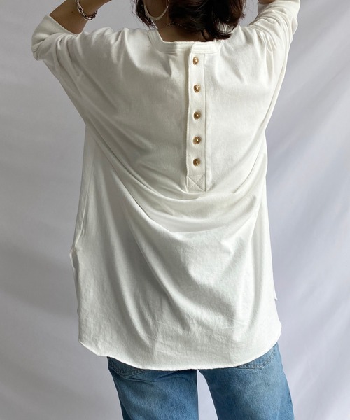 She's Closet(シーズクローゼット)の「バックヘンリーネック 無地 5分袖 ロング丈 オーバーサイズ チュニック(Tシャツ/カットソー・レディース・ホワイト/グレイッシュベージュ・FREE)」の1枚目の写真