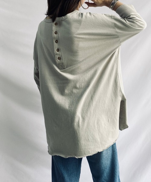 She's Closet(シーズクローゼット)の「バックヘンリーネック 無地 5分袖 ロング丈 オーバーサイズ チュニック(Tシャツ/カットソー・レディース・ホワイト/グレイッシュベージュ・FREE)」の2枚目の写真