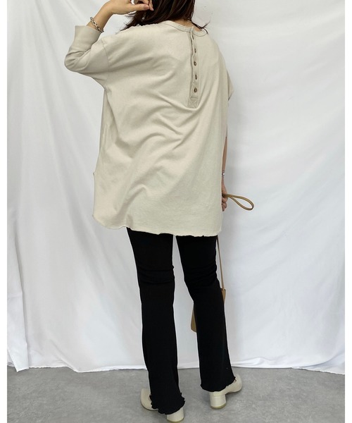 She's Closet(シーズクローゼット)の「バックヘンリーネック 無地 5分袖 ロング丈 オーバーサイズ チュニック(Tシャツ/カットソー・レディース・ホワイト/グレイッシュベージュ・FREE)」の3枚目の写真