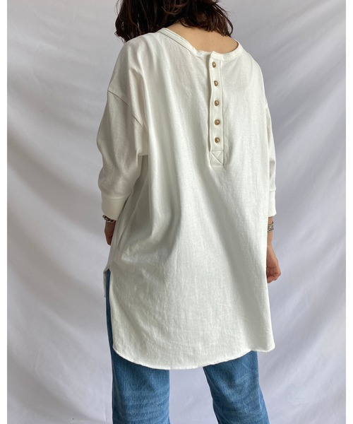 She's Closet(シーズクローゼット)の「バックヘンリーネック 無地 5分袖 ロング丈 オーバーサイズ チュニック(Tシャツ/カットソー・レディース・ホワイト/グレイッシュベージュ・FREE)」の4枚目の写真