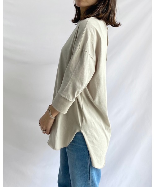 She's Closet(シーズクローゼット)の「バックヘンリーネック 無地 5分袖 ロング丈 オーバーサイズ チュニック(Tシャツ/カットソー・レディース・ホワイト/グレイッシュベージュ・FREE)」の10枚目の写真