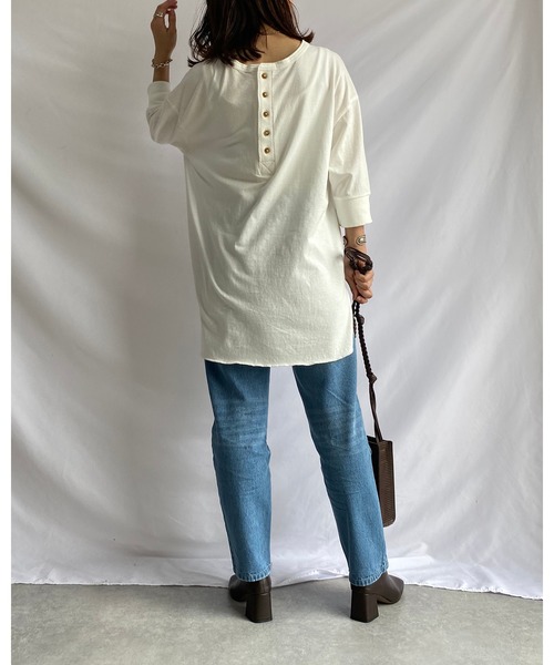 She's Closet(シーズクローゼット)の「バックヘンリーネック 無地 5分袖 ロング丈 オーバーサイズ チュニック(Tシャツ/カットソー・レディース・ホワイト/グレイッシュベージュ・FREE)」の11枚目の写真