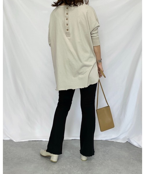 She's Closet(シーズクローゼット)の「バックヘンリーネック 無地 5分袖 ロング丈 オーバーサイズ チュニック(Tシャツ/カットソー・レディース・ホワイト/グレイッシュベージュ・FREE)」の13枚目の写真