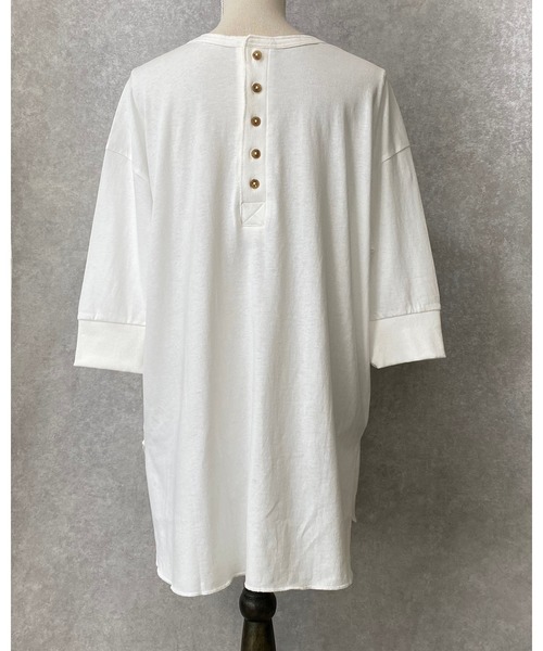 She's Closet(シーズクローゼット)の「バックヘンリーネック 無地 5分袖 ロング丈 オーバーサイズ チュニック(Tシャツ/カットソー・レディース・ホワイト/グレイッシュベージュ・FREE)」の22枚目の写真