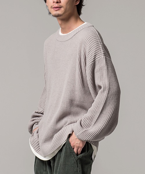 CavariA（キャバリア）の「『CavariA/キャバリア』7G方畦ビッグシルエット長袖フェイクレイヤードニット（ニット/セーター・メンズ・グレー/ホワイト/ブルー/ベージュ/キナリ/ブラック/グリーン/ブラウン/グリーン系/グレイッシュベージュ/ネイビー・M/L）」の4枚目の写真
