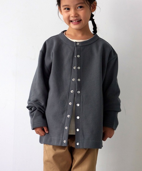 OMNES（オムネス）の「キッズ 裏毛スウェット パールドットカーディガン（カーディガン/ボレロ・キッズ・ブラック/ネイビー/カーキ/アイボリー/ブルーグレー/ベージュ/チャコール/ライトベージュ/ブルー・100/110/120/130/140）」の4枚目の写真