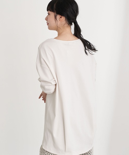 earth music&ecology(アースミュージックアンドエコロジー)の「スムースコクーンチュニック *(チュニック・レディース・ブラック/ダークグリーン/オフホワイト/グレイッシュベージュ・FREE)」の2枚目の写真