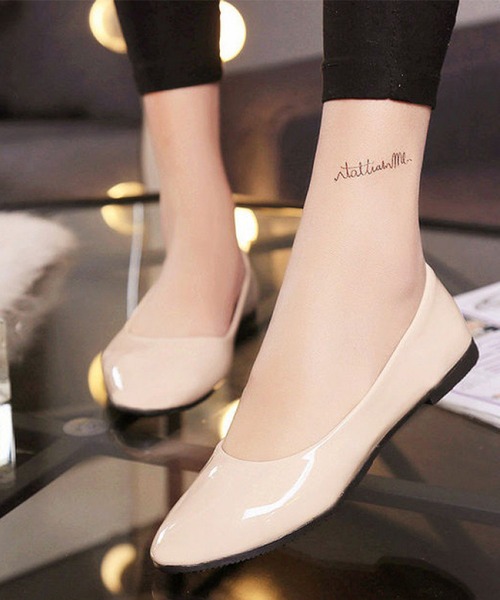 Anuenue（アヌエヌエ）の「エナメルフラットシューズ（パンプス・レディース・ホワイト/ブラック/ベージュ/パープル/レッド/ピンク/イエロー/グリーン・22.5cm/23.5cm/24.5cm/25.5cm/23.0cm/24.0cm/25.0cm/26.0cm）」の4枚目の写真