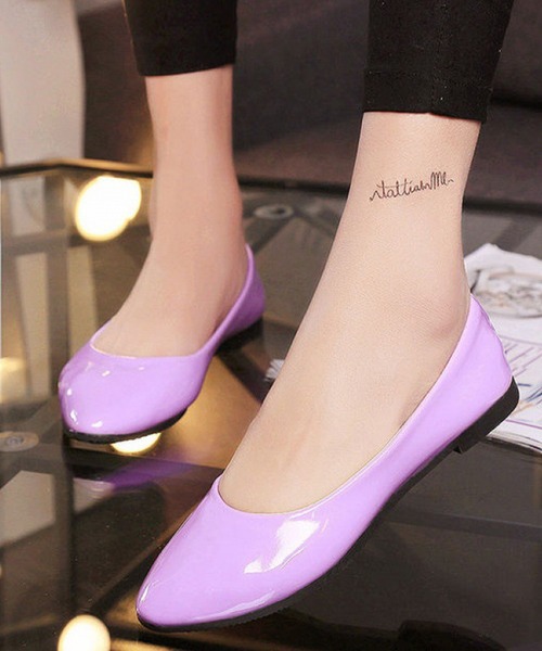 Anuenue（アヌエヌエ）の「エナメルフラットシューズ（パンプス・レディース・ホワイト/ブラック/ベージュ/パープル/レッド/ピンク/イエロー/グリーン・22.5cm/23.5cm/24.5cm/25.5cm/23.0cm/24.0cm/25.0cm/26.0cm）」の6枚目の写真