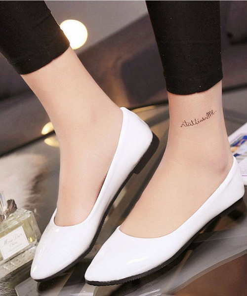 Anuenue（アヌエヌエ）の「エナメルフラットシューズ（パンプス・レディース・ホワイト/ブラック/ベージュ/パープル/レッド/ピンク/イエロー/グリーン・22.5cm/23.5cm/24.5cm/25.5cm/23.0cm/24.0cm/25.0cm/26.0cm）」の2枚目の写真