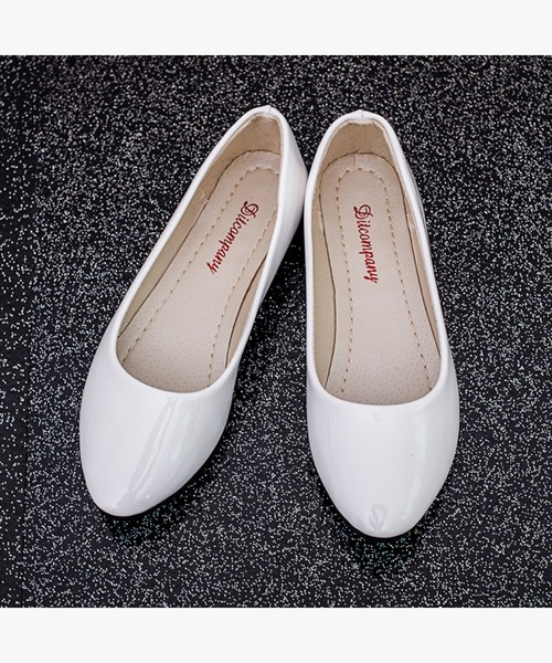 Anuenue（アヌエヌエ）の「エナメルフラットシューズ（パンプス・レディース・ホワイト/ブラック/ベージュ/パープル/レッド/ピンク/イエロー/グリーン・22.5cm/23.5cm/24.5cm/25.5cm/23.0cm/24.0cm/25.0cm/26.0cm）」の10枚目の写真