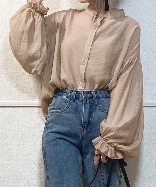 JUNOAH（ジュノア）の「ボリュームスリーブスタンドカラーシアーシャツ（シャツ/ブラウス・レディース・ブラック/ホワイト/チャコール/グレイッシュベージュ/ライトグレー・FREE）」の5枚目の写真