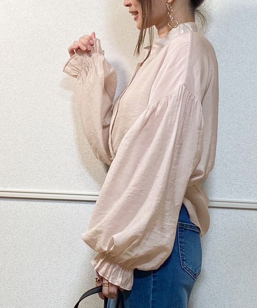 JUNOAH（ジュノア）の「ボリュームスリーブスタンドカラーシアーシャツ（シャツ/ブラウス・レディース・ブラック/ホワイト/チャコール/グレイッシュベージュ/ライトグレー・FREE）」の3枚目の写真