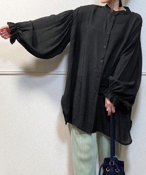 JUNOAH（ジュノア）の「ボリュームスリーブスタンドカラーシアーシャツ（シャツ/ブラウス・レディース・ブラック/ホワイト/チャコール/グレイッシュベージュ/ライトグレー・FREE）」の2枚目の写真