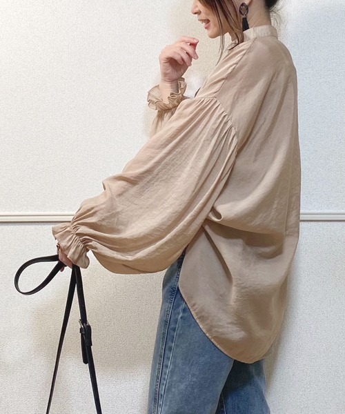 JUNOAH（ジュノア）の「ボリュームスリーブスタンドカラーシアーシャツ（シャツ/ブラウス・レディース・ブラック/ホワイト/チャコール/グレイッシュベージュ/ライトグレー・FREE）」の9枚目の写真