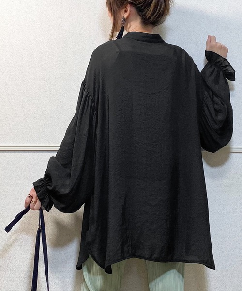 JUNOAH（ジュノア）の「ボリュームスリーブスタンドカラーシアーシャツ（シャツ/ブラウス・レディース・ブラック/ホワイト/チャコール/グレイッシュベージュ/ライトグレー・FREE）」の13枚目の写真