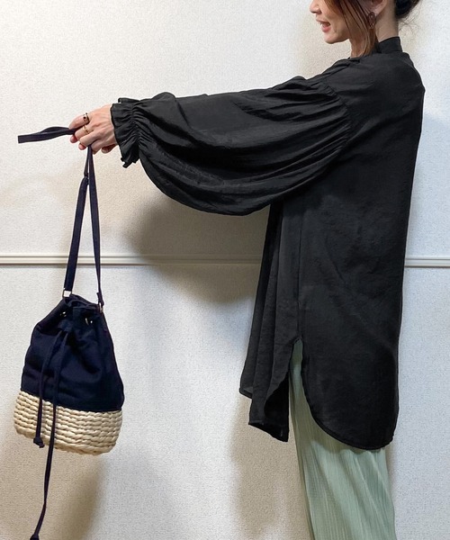 JUNOAH（ジュノア）の「ボリュームスリーブスタンドカラーシアーシャツ（シャツ/ブラウス・レディース・ブラック/ホワイト/チャコール/グレイッシュベージュ/ライトグレー・FREE）」の11枚目の写真