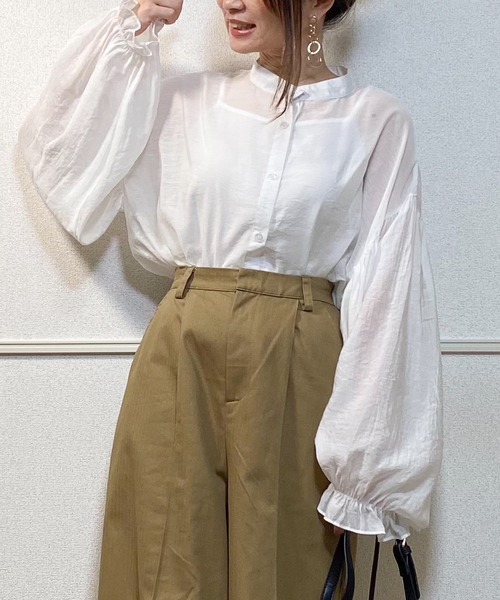 JUNOAH（ジュノア）の「ボリュームスリーブスタンドカラーシアーシャツ（シャツ/ブラウス・レディース・ブラック/ホワイト/チャコール/グレイッシュベージュ/ライトグレー・FREE）」の10枚目の写真